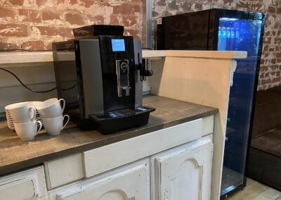Lounge mit Kaffeevollautomat und Kühlschrank